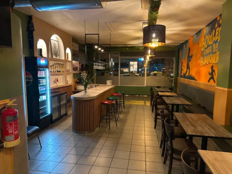 Matsalur með krikketþema hjá Indian Food Box í Kópavogi