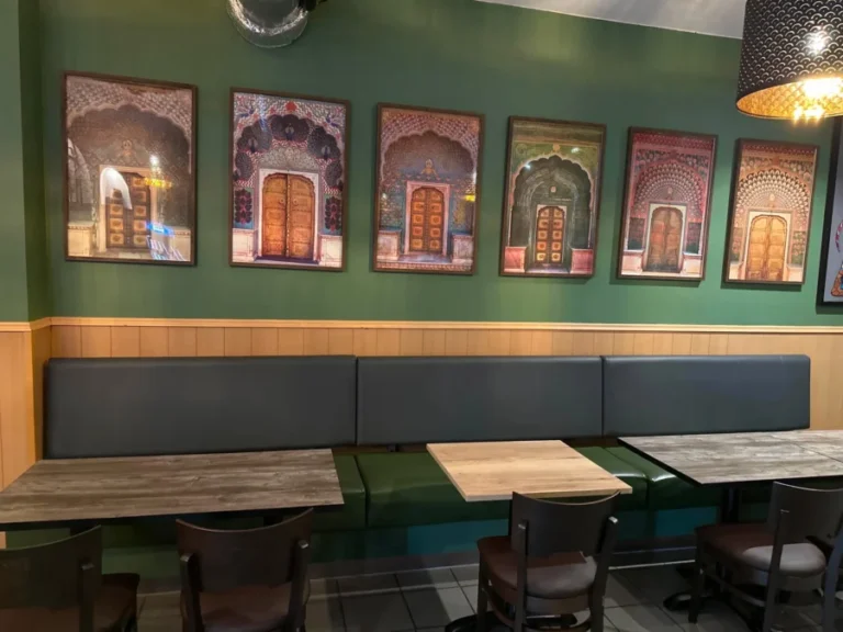 Matsalur með listaverkum innblásnum af Jaipur hjá Indian Food Box í Kópavogi